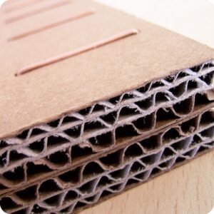 Carton agrafé avec une agrafeuse sur pied