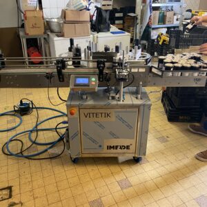 Etiqueteuse VITETIK sur pots de confiture